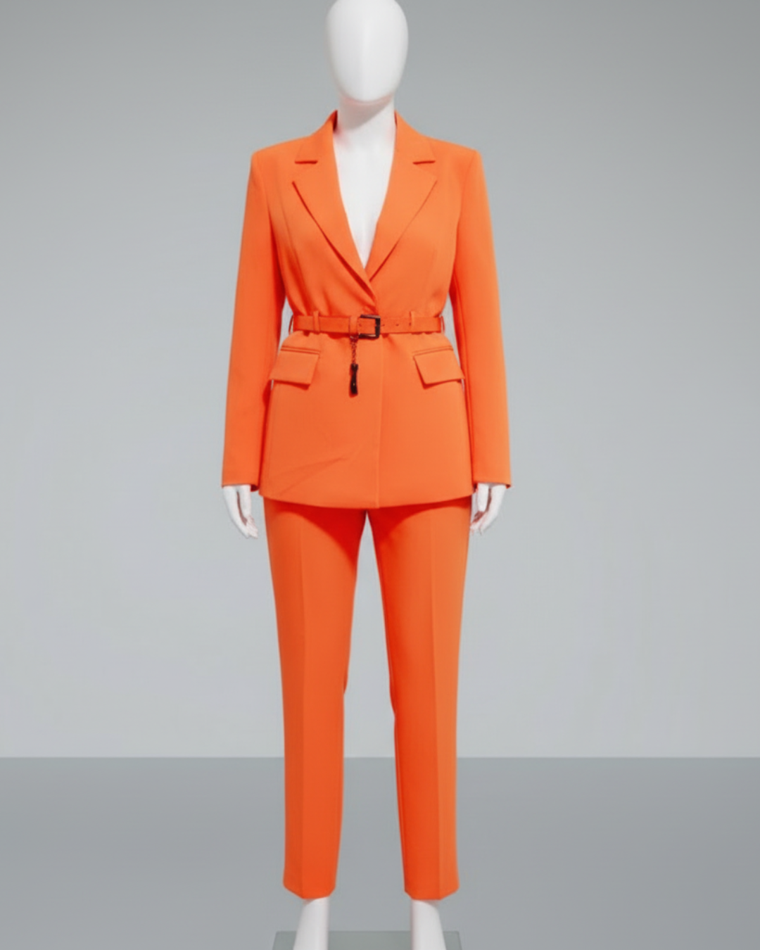 Ensemble Tailleur Orange Signature – Coupe Ceinturée Élégante
